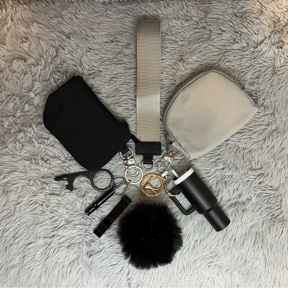 8pcs Black and Gray Keychain Set